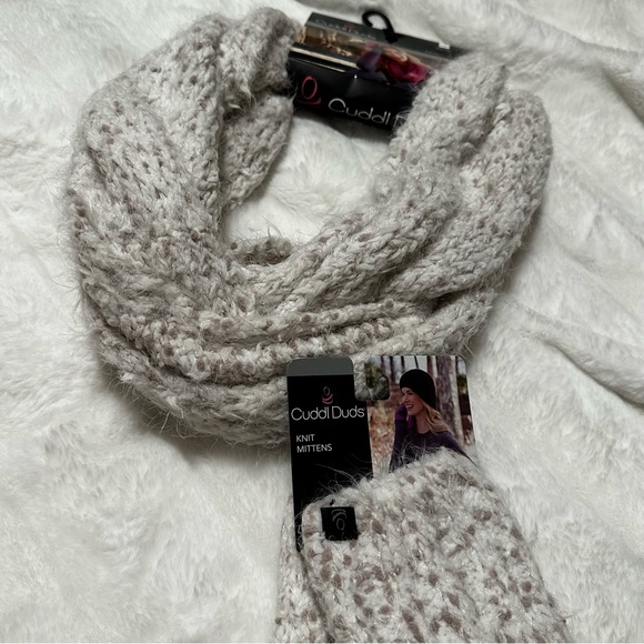 Woman’s Cuddl Dud Knit Infinity Scarf and Mittens Set NWT - Picture 3 of 5